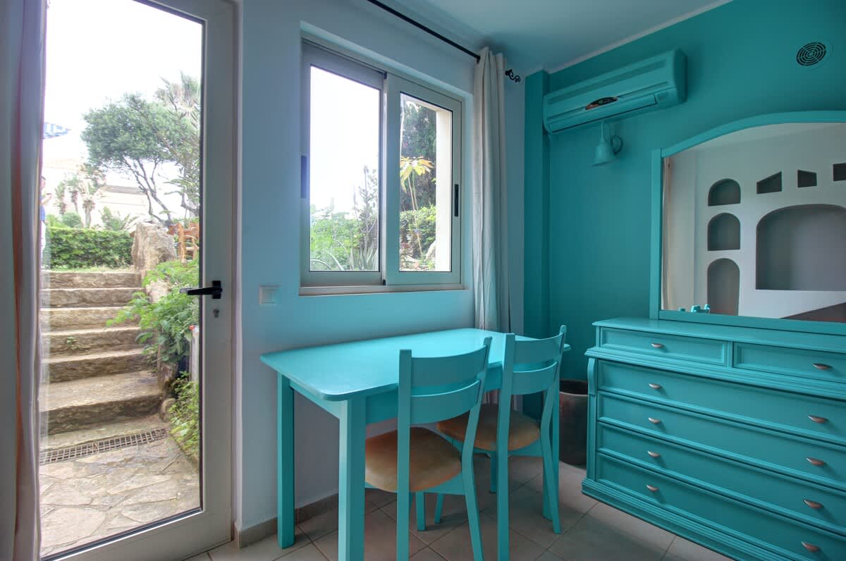 „Tyrkysová spálňa“, manželská posteľ, klimatizácia a vykurovacia nástenná jednotka, stôl dostatočne veľký na to, aby dvaja ľudia mohli pracovať na notebookoch vedľa seba. 