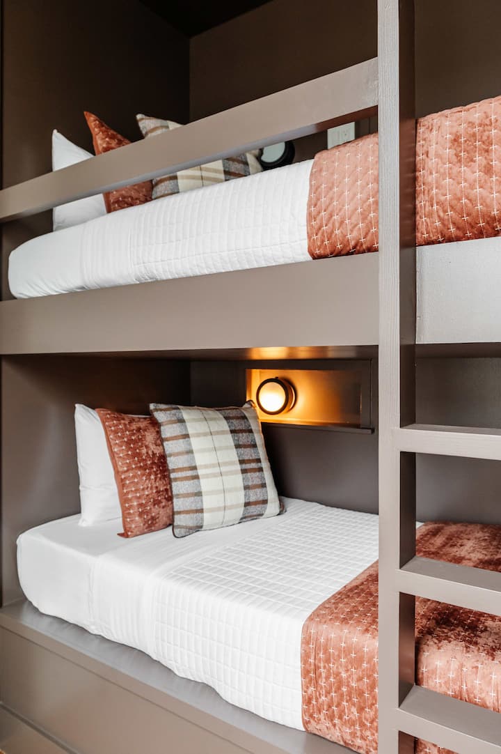 Druhé poschodie | Poschodová izba | Dvojlôžka s pamäťovou penou a úložným priestorom