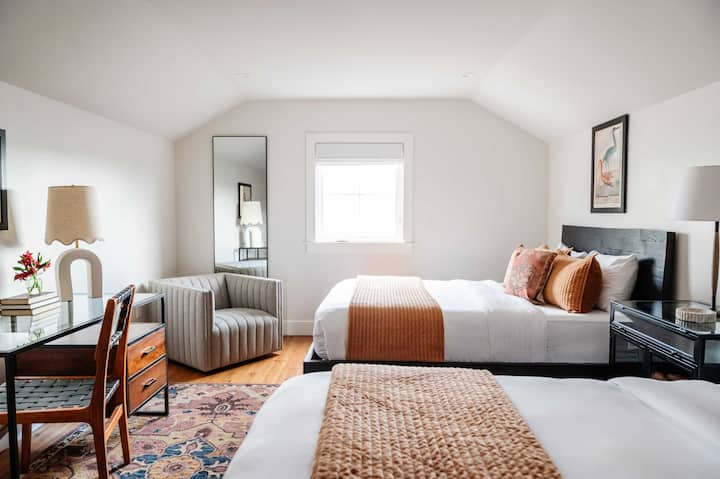 Tretie poschodie | Spálňa 6 | 2 veľké manželské postele | Spoločná kúpeľňa s toaletou