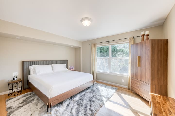 Во спалната соба 2 има брачен кревет (широк 150-179 см) во Калифорнија.