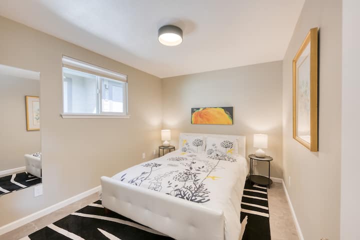 Во спалната соба 5, која се наоѓа во студиото, има брачен кревет (широк 150-179 см).