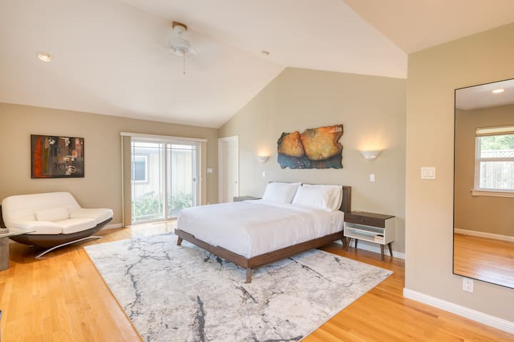 Главната спална соба има брачен кревет (широк 150-179 см) и сопствена бања.