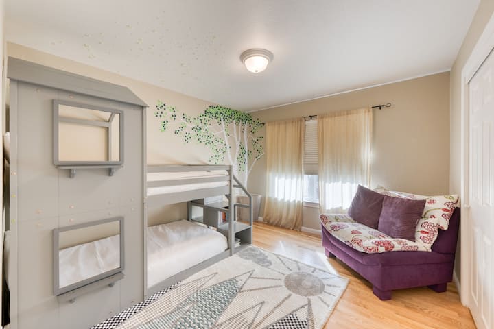 Спалната соба 3 има брачен кревет на спрат.