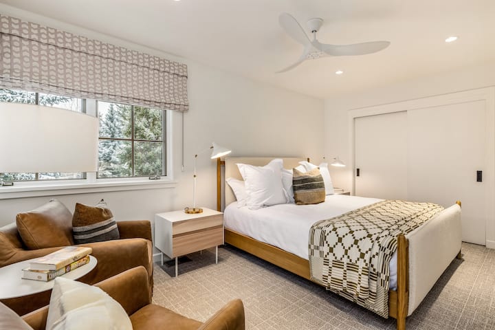 Dhoma e gjumit "King" në katin e sipërm. Dhoma e gjumit "King" në katin e sipërm me hapësirë për t 'u ulur, televizor dhe banjë private