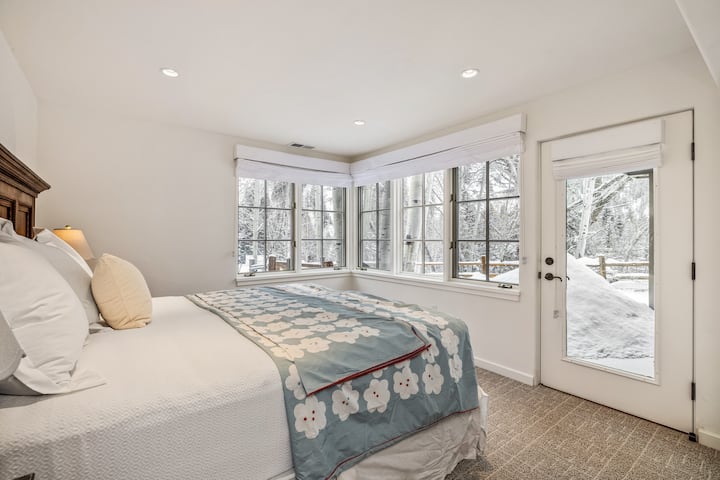 Krevati i nivelit të tarracës do të konvertohet gjithashtu në (2) binjakë tepër të gjatë. Dhoma e gjumit "King", krevati i nivelit të tarracës do të konvertohet gjithashtu në (2) krevate dopio tepër të gjatë