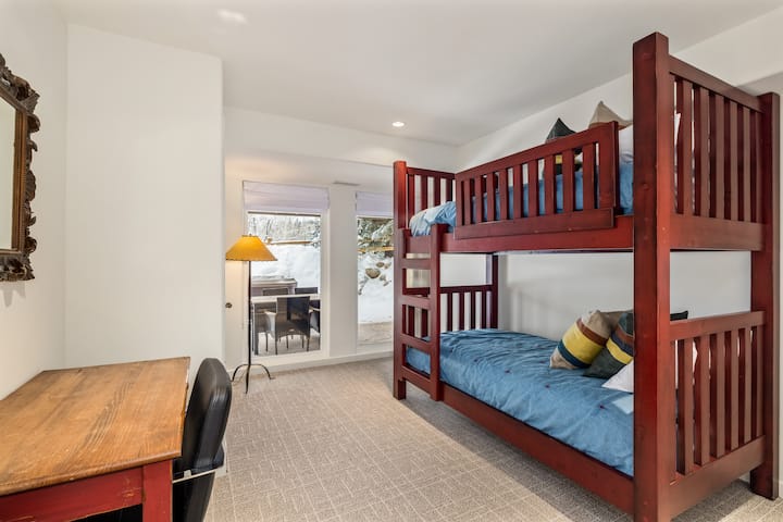 Niveli i tarracës, dhoma e fjetjes me 2 krevate dopio,  dollap dhe hapësirë për tavolinën e punës. Dritare të mëdha 