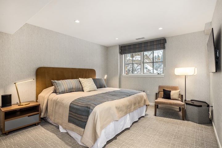 Dhoma e 2-të kryesore e gjumit, niveli i tarracës- Krevat dopio "king". Dhoma e dytë kryesore e gjumit, niveli i tarracës: Krevat dopio "king", ndenjëse dhe televizor