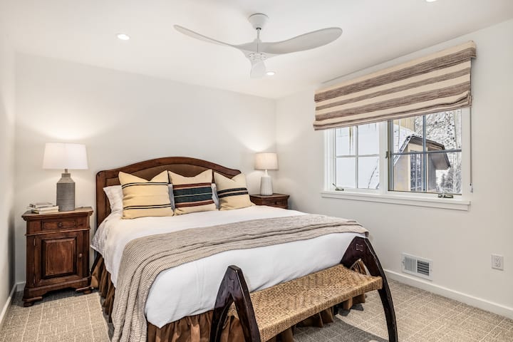 Dhoma e gjumit #2 - Suita King e nivelit të sipërm: Krevat dopio "king", suitë private. Dhomë gjumi "King", në katin e sipërm me banjë private dhe të kompletuar