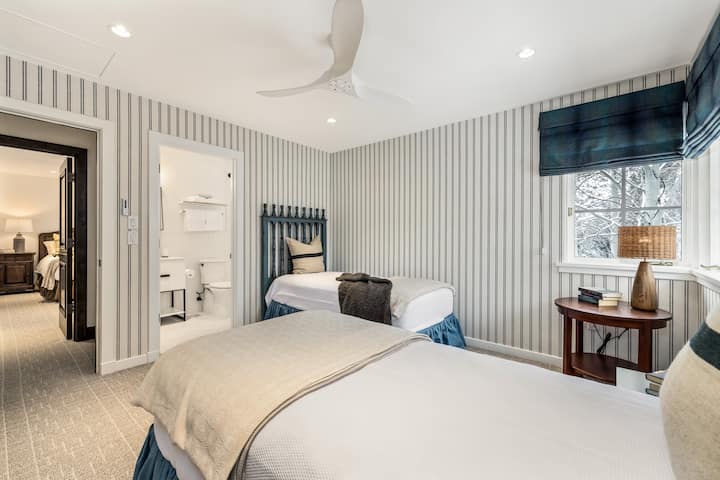 Dhoma e gjumit 7- Dhomë gjumi dyshe. Dhomë gjumi dyshe në katin e sipërm me banjë private dhe të plotë