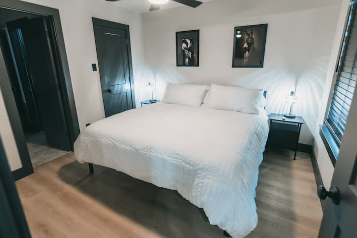 غرفة نوم بسرير كبير 2