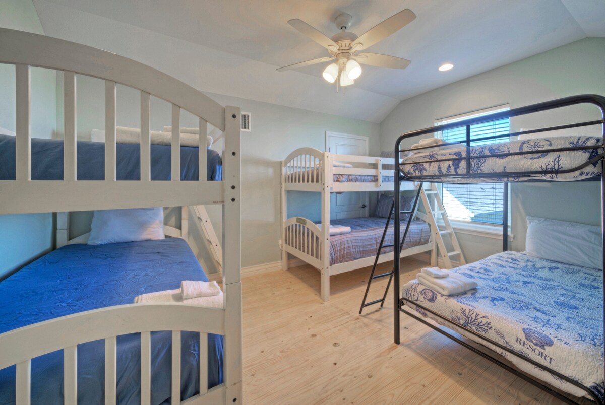 3号卧室位于顶楼，设有3张双层床和1间套房浴室。