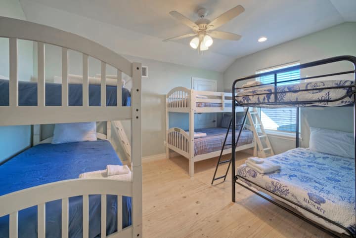 El dormitorio 3, ubicado en el piso superior, cuenta con 3 literas individuales y un baño privado.