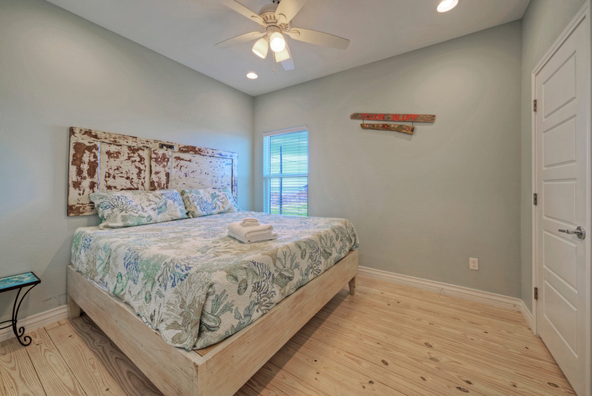 2号卧室配有一张2米宽双人床。