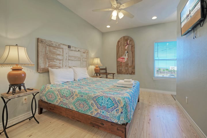 El dormitorio principal cuenta con cama tamaño king, TV y baño privado.