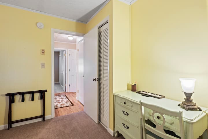 El espacio del escritorio es perfecto para trabajadores remotos o estudiantes.