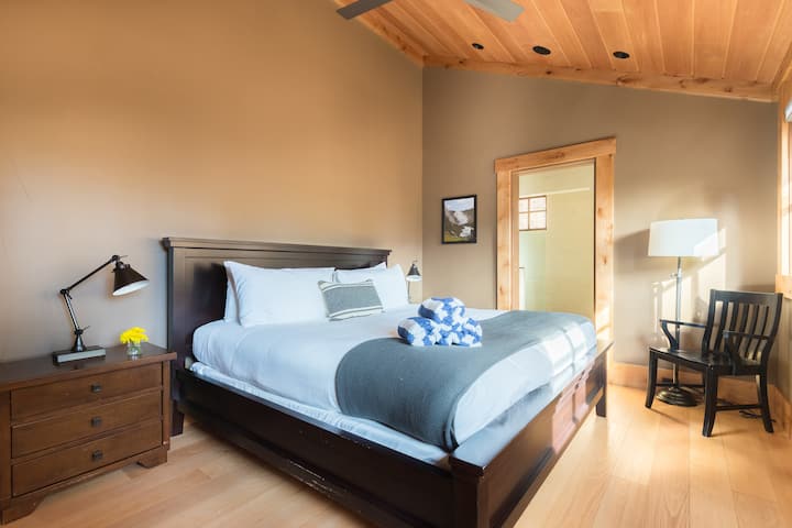 4号卧室有一张加大双人床和一间套房。