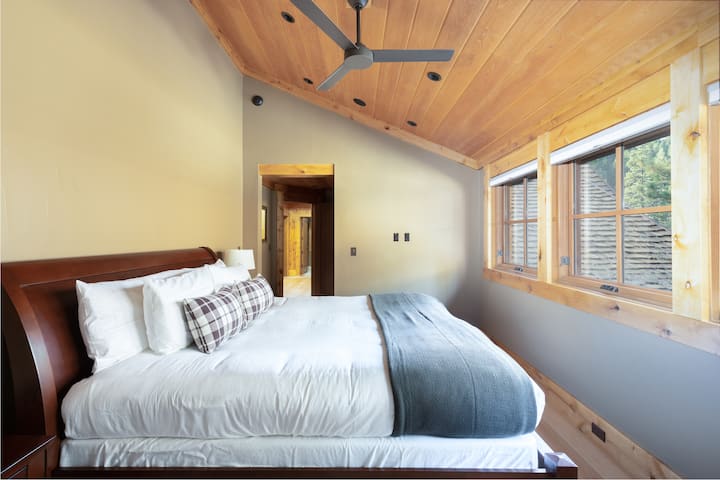 3号卧室设有一张加大双人床和一间套房。