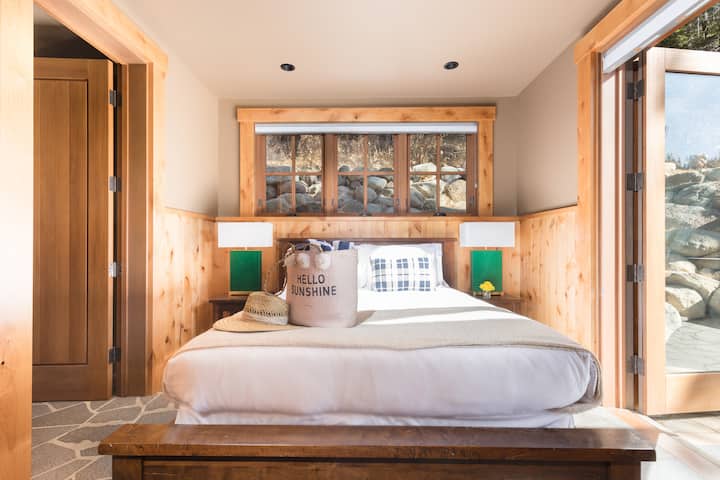 5号卧室设有一张标准双人床和一间套房，并可使用露台。