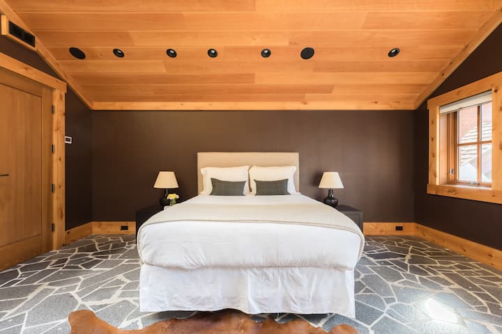 6号卧室位于小屋内，配有一张加大双人床。