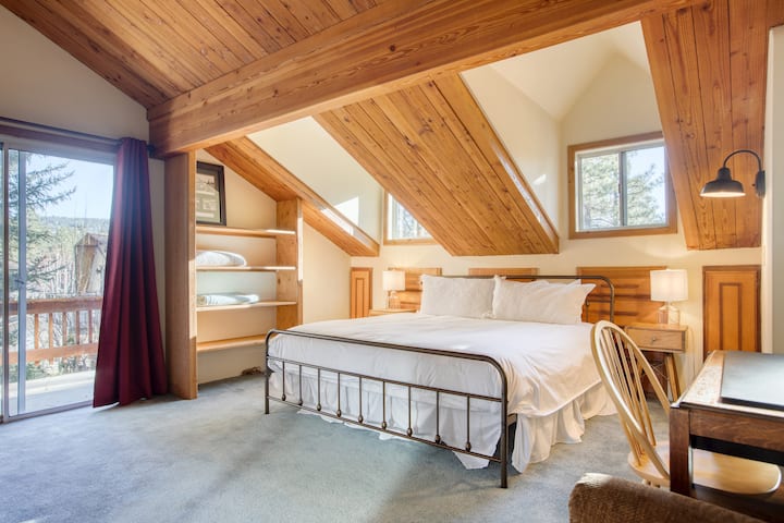 בחדר השינה הראשי יש מיטת קינג סייז וגישה למרפסת.