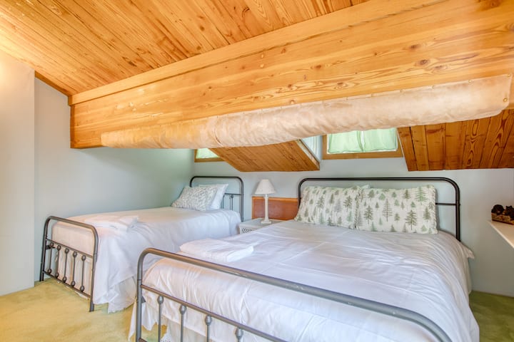 בחדר שינה 2 יש מיטה זוגית זוגית זוגית.