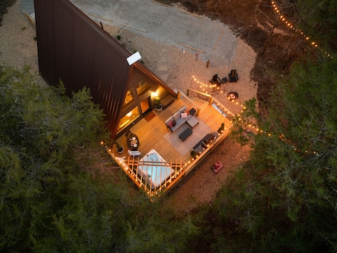 Moody A-Frame Cabin • Hot Tub & Fireplace