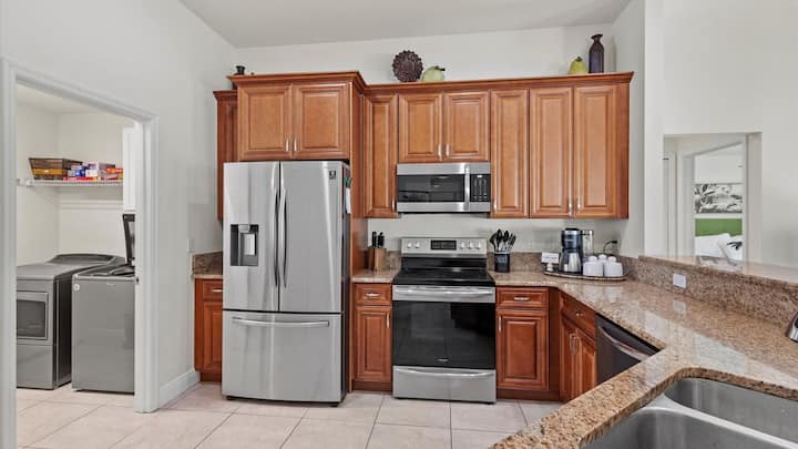 Premium Modern Pool Home Near Beach & Downtown - The Bahamas