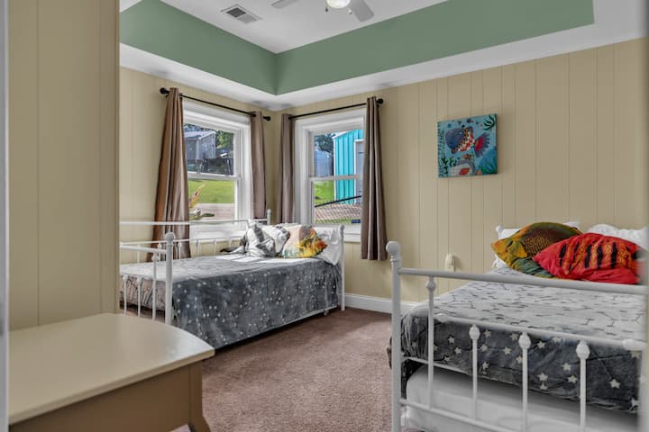 Спалня 5 | 2 единични легла | 2 единични легла | Игриво спално помещение 