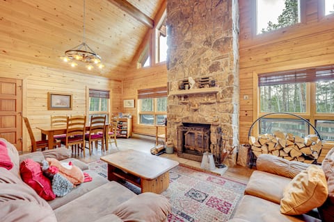 4 Mi to RMNP: Allenspark Cabin w/ Wraparound Deck!