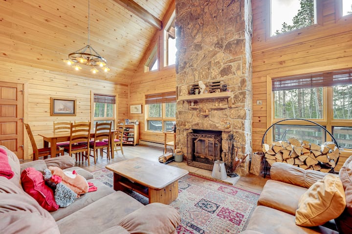 4 Mi to RMNP: Allenspark Cabin w/ Wraparound Deck!