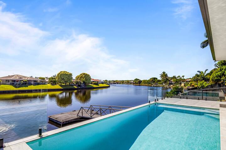 4 bedroom 3 bathroom house on canal, sleeps 12 gallery image 3