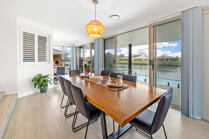 4 bedroom 3 bathroom house on canal, sleeps 12 gallery image 5