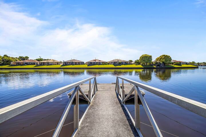 4 bedroom 3 bathroom house on canal, sleeps 12 gallery image 4