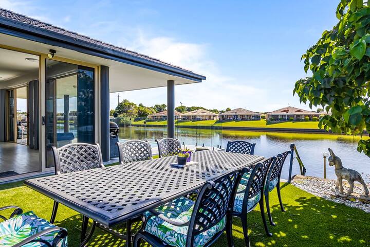 4 bedroom 3 bathroom house on canal, sleeps 12 gallery image 2