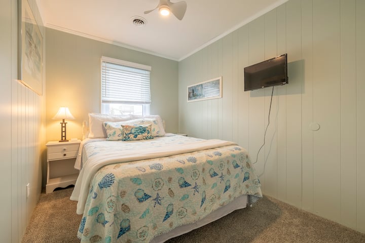 2e slaapkamer op de bovenste verdieping heeft een queensize bed, kast  en tv