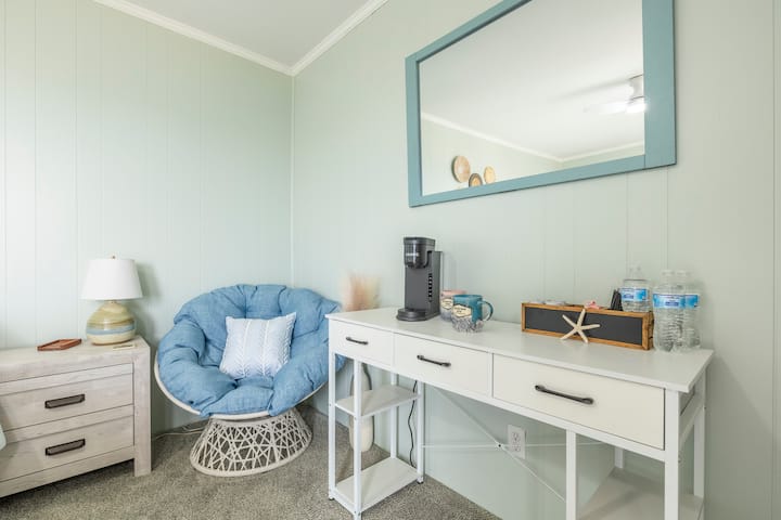 Primaire slaapkamer koffie/werkplek & leeshoek