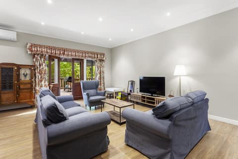 Birdstow – Spacious, peaceful Stay, Sleeps 10