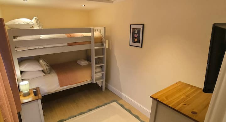 Dhomë me krevat marinari në katin e poshtëm
