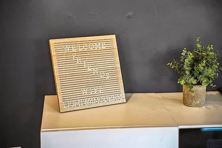Un coin décoratif accueillant avec un tableau d'affichage et de la verdure qui ajoute du charme et de la personnalité à l'espace de vie. Soigneusement décoré pour créer une atmosphère chaleureuse pour le plaisir des voyageurs.