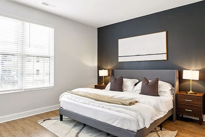 Une chambre lumineuse et confortable avec un lit douillet, un décor moderne et de grandes fenêtres qui remplissent l'espace de lumière naturelle. Parfait pour des nuits reposantes et une retraite paisible pendant votre séjour.