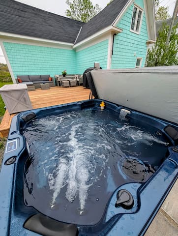 Sea Breeze Cottage – Hot Tub, up to 12 Guests!