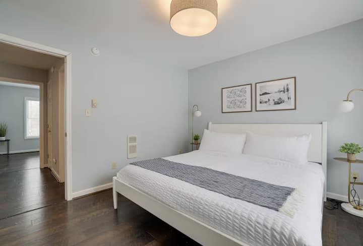 Во спалната соба 5 на горниот кат има простран брачен кревет (широк 150-179 см), кој нуди совршено место за одмор и релаксирачки престој.