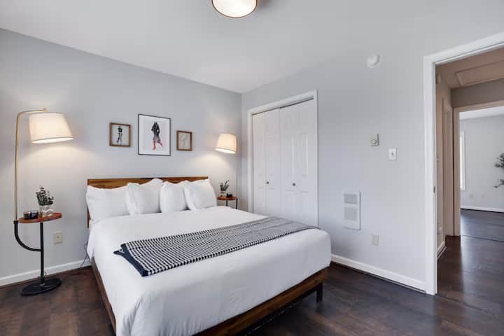 Спалната соба 4 на горниот кат нуди удобен брачен кревет (широк 150-179 см), совршен за мирен ноќен сон.