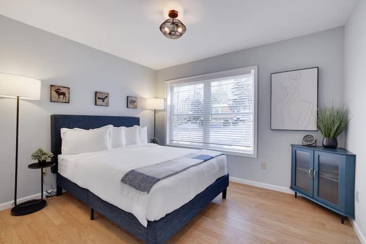 Удобност на главниот кат: во спалната соба 2 има удобен брачен кревет (широк 150-179 см), совршен за мирни ноќи по денот исполнет со авантури.