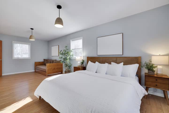 Главен кат Спална соба 1: се одликува со брачен кревет (широк 150-179 см) и погодно извлекување со два единечни кревета - совршено за семејства или групи!