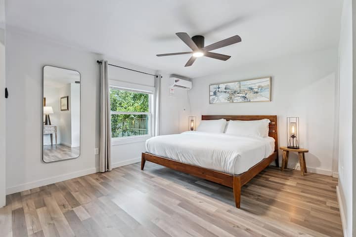 นอนหลับสนิทบนเตียงคิงไซส์พร้อมผ้าปูที่นอนที่สบายและวิวสวนหลังบ้านที่สงบ