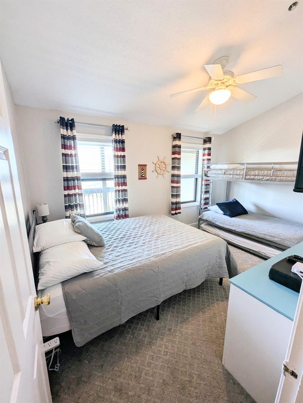 Más espacio para todos: cama queen para adultos, literas individuales para los más pequeños.