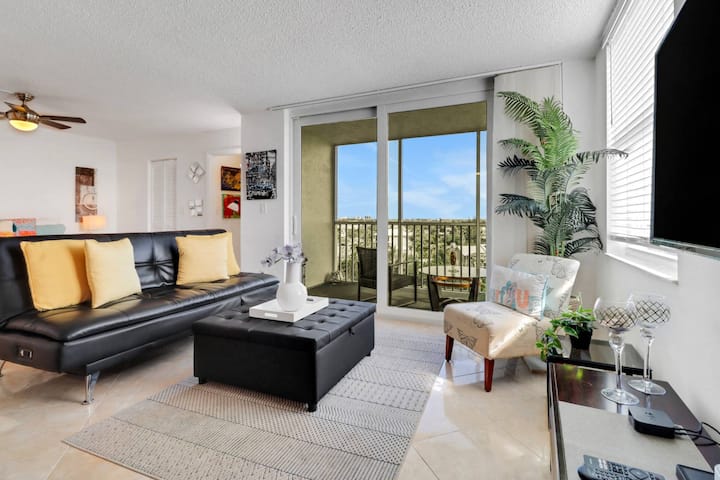 Walk To Beach! 2 Heated Pools! Parking & Wifi! - Bonita Springs, FL