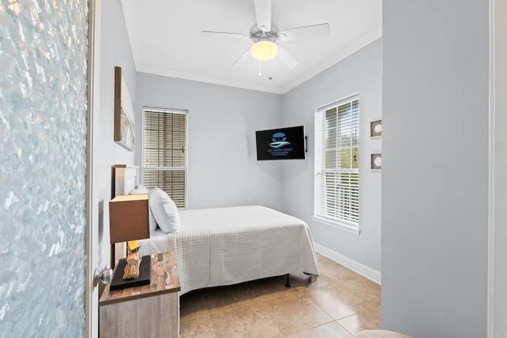 Brilhante e acolhedor, este quarto completo dispõe de janelas duplas, móveis modernos e uma Smart TV para noites tranquilas.