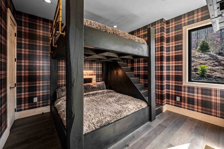 Dhoma e gjumit 4:  Bunke dopio King me dru të fortë lisi të zi të përshtatur me kangjella ari dhe një shkallë që do t 'i pëlqente kujtdo